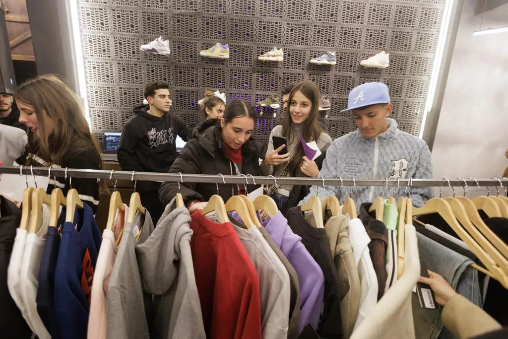 Locura en la inauguraci n de una tienda en Granada en la que Saiko